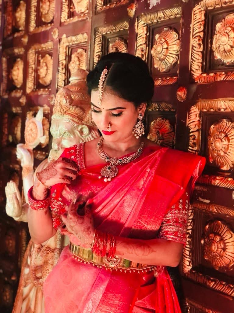 Soft glam bridal look – dewy base with defined eyes