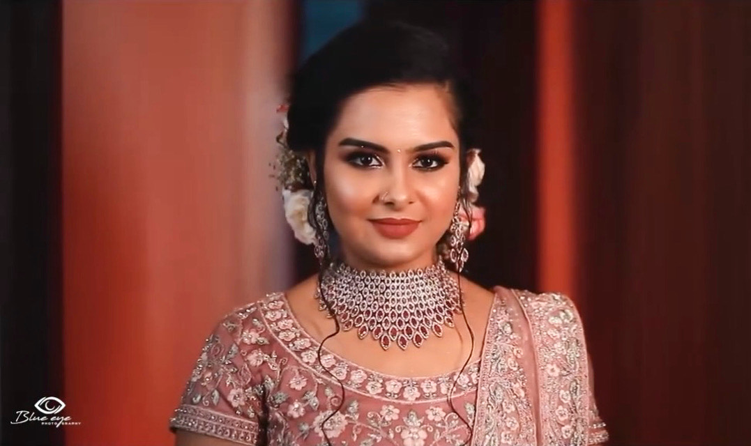 Party glam – glossy lids and sculpted contour