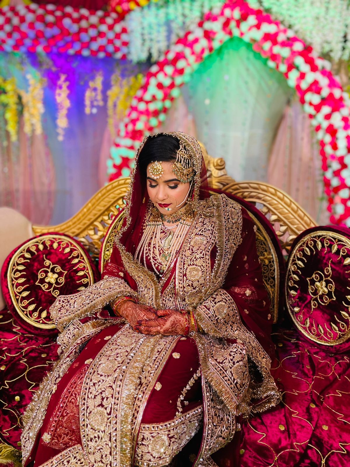 Reception glam – defined brows with luminous highlight