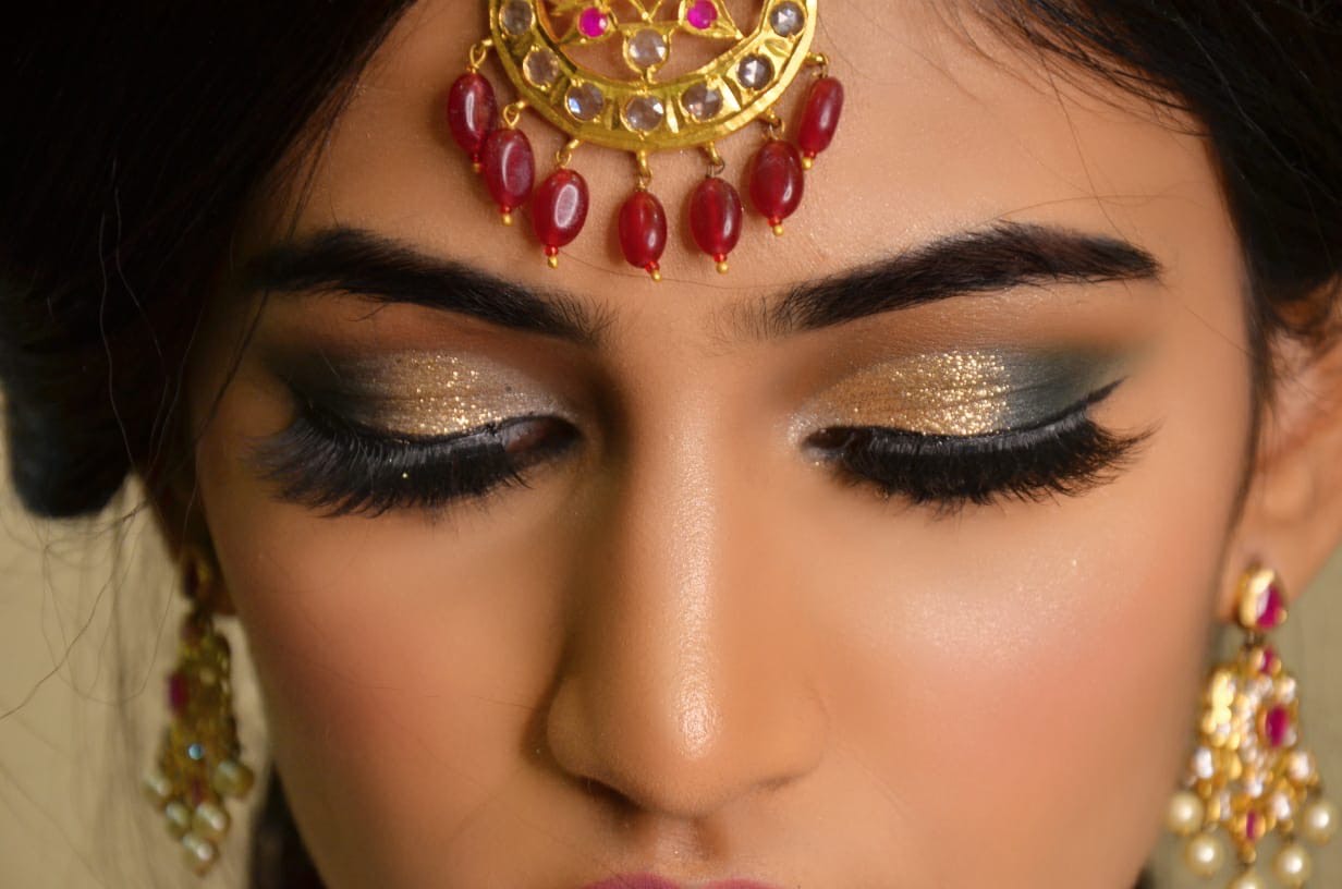 Cocktail makeup – smokey eyes with bold lips